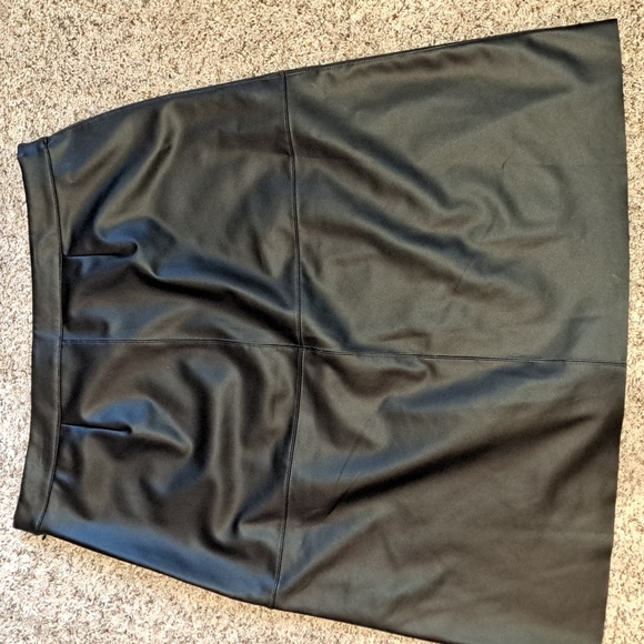 Black polyurethane coated skirt, size 18/34, Elizabeth and James - Picture 3 of 5